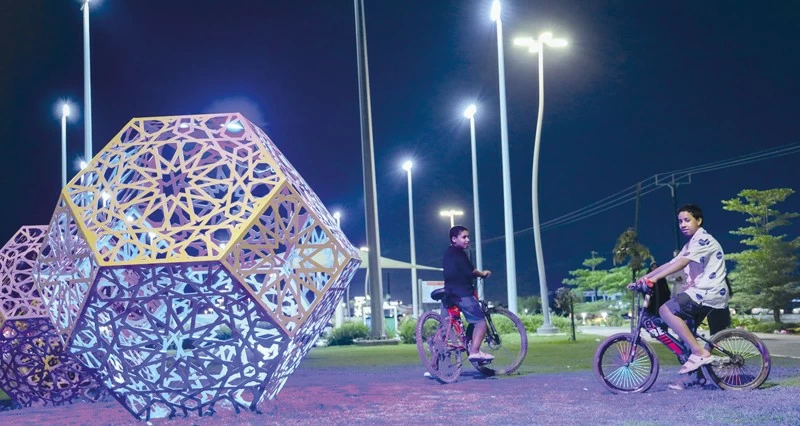 المرافق العامة .. مساحات نابضة بالحياة تجمع الأسر فـي ليالي رمضان