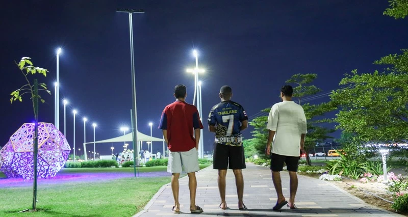 المرافق العامة .. مساحات نابضة بالحياة تجمع الأسر فـي ليالي رمضان