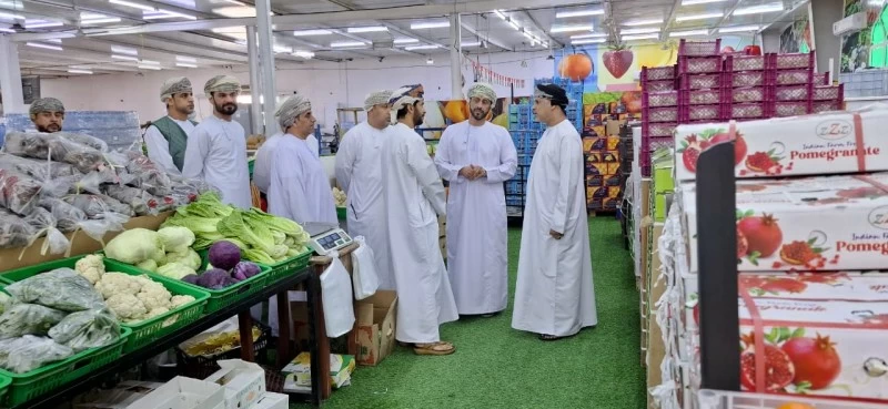 متابعة أسواق الخضراوات والمواشي بعبري