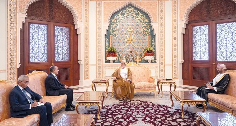 جلالة السلطان يستعرض مستجدات الأوضاع الراهنة مع وزير الخارجية المصري