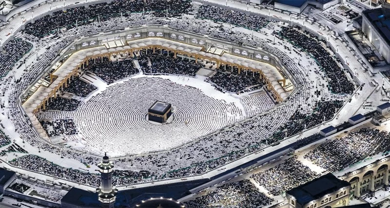 ملايين المصلين يتوافدون على المسجد الحرام بمكة المكرمة