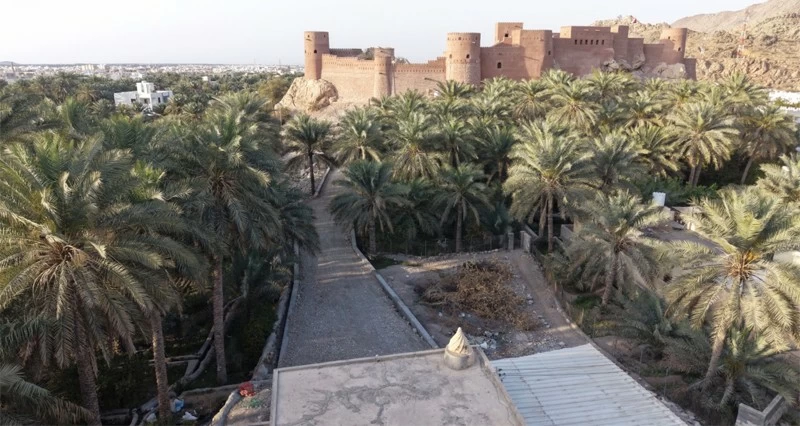 تواصل العمل فـي ممشى قلعة نخل السياحي