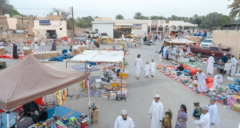 حركة تجارية نشطة تشهدها أسواق سلطنة عمان تزامنا مع إقامة هبطات عيد الفطر