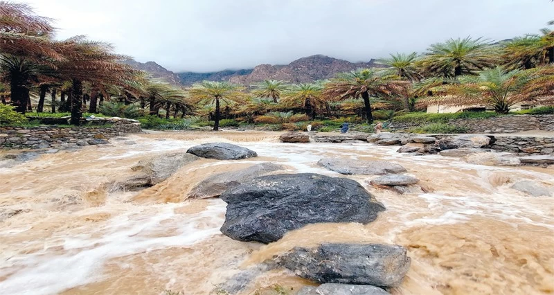 استمرار تأثيرات الحالة الجوية على عدد من محافظات سلطنة عمان
