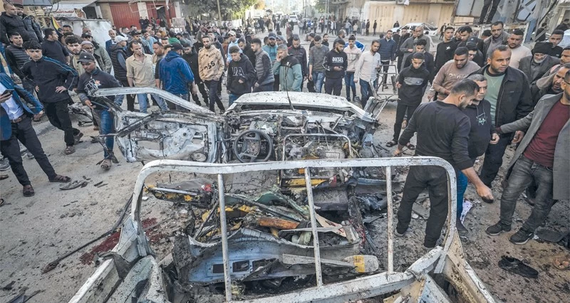 إصابات فـي غارة وسط غزة وقصف مدفعي وراء الخط الأصفر.. وهجمات جديدة لمستوطنين على قرى بالضفة