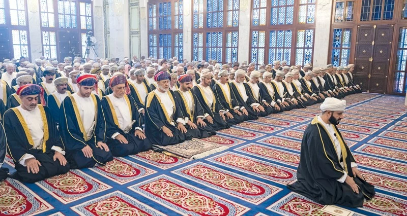 جلالة السلطان يؤدي صلاة عيد الفطر السعيد بمسجد الخور بمسقط