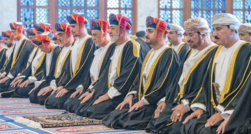 جلالة السلطان يؤدي صلاة عيد الفطر السعيد بمسجد الخور بمسقط