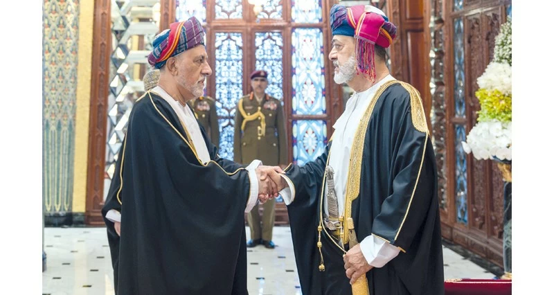 جلالة السلطان يؤدي صلاة عيد الفطر السعيد بمسجد الخور بمسقط