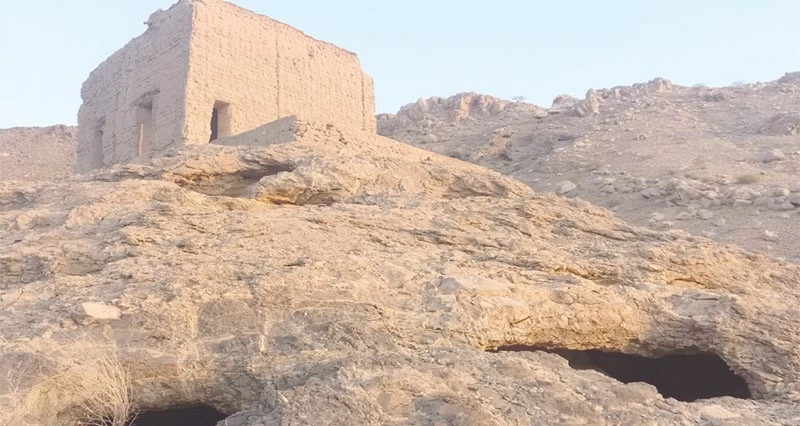 كهوف أثرية ذات طابع صخري فـي منطقة الشرجة بنزوى