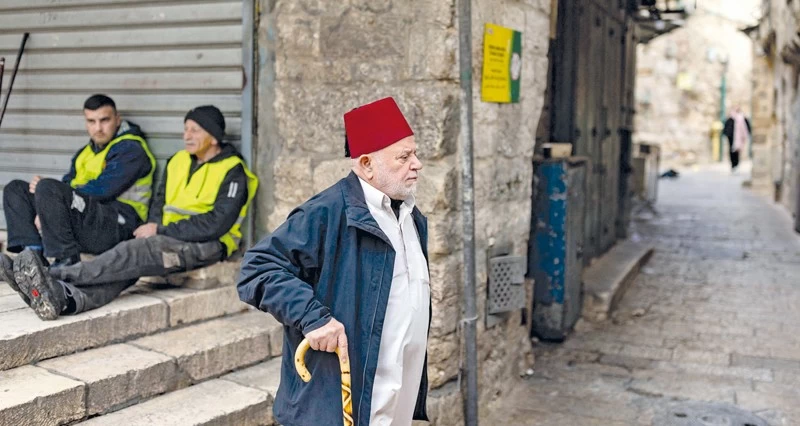 الحرب مستمرة .. هجمات أميركية إسرائيلية على إيران وانفجارات وشظايا بتل أبيب وسفن إنزال بطريقها إلى المنطقة