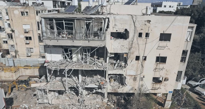 الحرب مستمرة .. هجمات أميركية إسرائيلية على إيران وانفجارات وشظايا بتل أبيب وسفن إنزال بطريقها إلى المنطقة