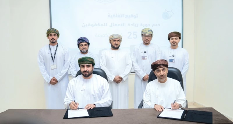 صحار الدولي يدعم جمعية النور وفريق تكافل صحار الخيري