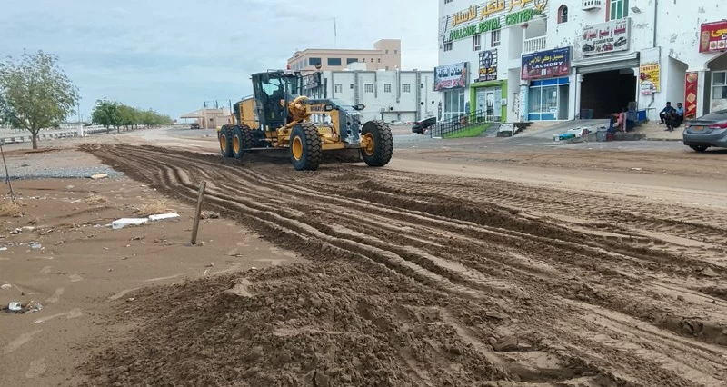 تكثيف الجهود لإعادة تأهيل الطرق المتضررة من منخفض &laquo;المسرات&raquo;