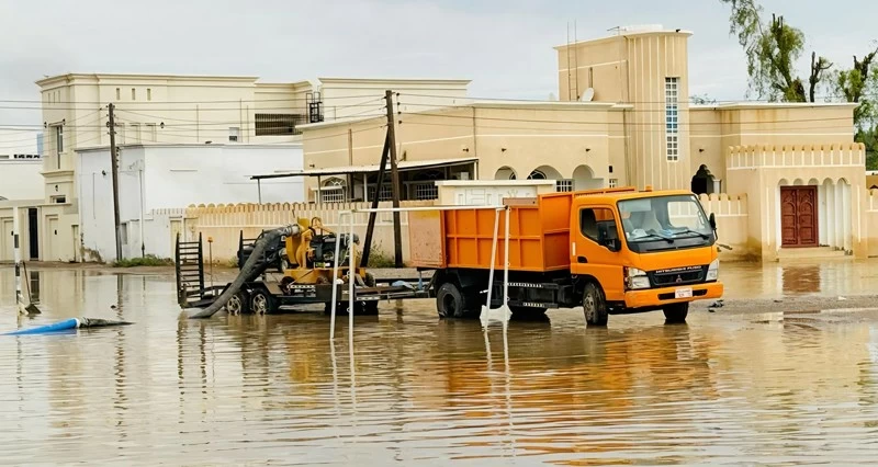 تكثيف الجهود لإعادة تأهيل الطرق المتضررة من منخفض &laquo;المسرات&raquo;