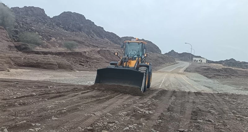 تكثيف الجهود لإعادة تأهيل الطرق المتضررة من منخفض &laquo;المسرات&raquo;