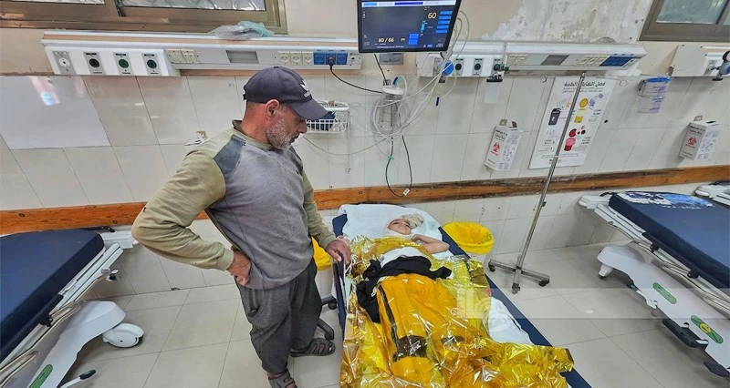 طفل يتلقى العلاج بمستشفى المواصي الميداني