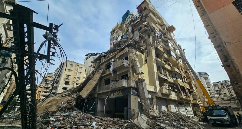 مسيرتان تستهدفان ميناء صلالة .. الحرب تدخل شهرها الثاني بمزيد من التصعيد