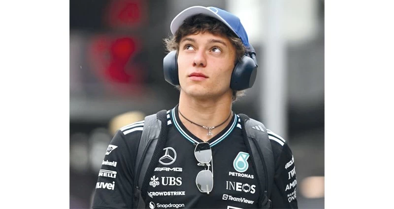 أنتونيلي يفوز بمركز الانطلاق الأول فـي سباق فورمولا-1 الياباني