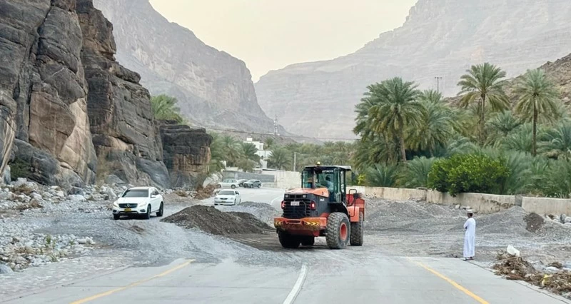 منخفض المسرات: إنهاء تفعيل المركز الوطني لإدارة الحالات الطارئة .. وخطة متكاملة لإعادة تأهيل الطرق وضمان استمرارية الحركة المرورية