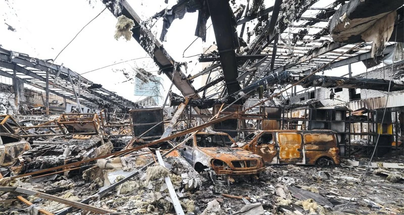 تصعيد وقصف متبادل فـي الحرب الأميركية &laquo;الإسرائيلية&raquo; على إيران .. وترامب يتحدث عن تغيير فـي النظام ويلوح بالسيطرة على خرج