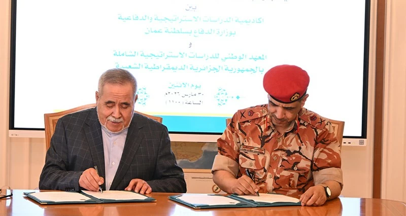 بحث تعزيز التعاون فـي المجالات العسكرية مع الجزائر