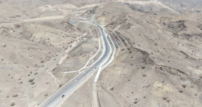 74 % نسبة الأعمال المنجزة فـي مشروع طريق عقبة وادي بني خالد