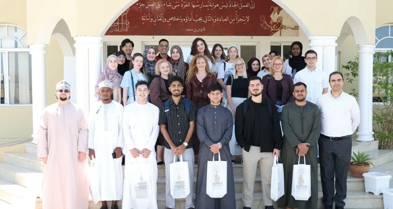 معهد السلطان قابوس لتعليم اللغة العربية يستقبل طلبة الدورة الحادية والستين