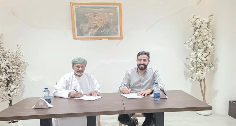 توقيع اتفاقية تنفيذ ملعب معشب لفريق الكور بنادي بهلاء بتكلفة 65 ألف ريال عماني