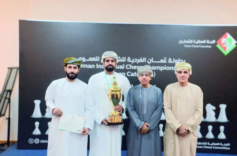 محمد السعيدي لاعب نادي نخل يتوّج بلقب بطولة عُمان الفردية للشطرنج للعموم