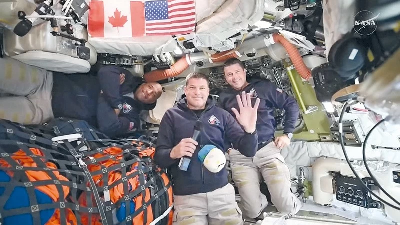 رواد &laquo;أرتيميس 2&raquo; يجتازون منتصف المسافة بين الأرض والقمر