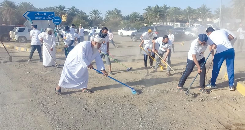إزالة مخلفات الأودية بالظاهرة