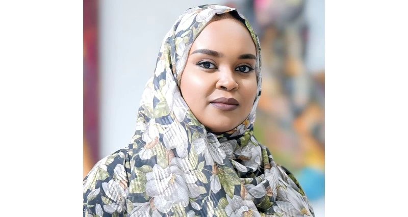 التشكيلية السودانية ياسمين عبدالله: المشهد التشكيلي العماني يتسم بالحيوية والتنوع