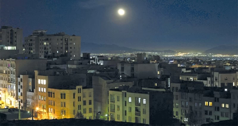 التصعيد يتواصل بالمنطقة وسط القصف المتبادل .. وإيران ترى &laquo;مرحلة دقيقة&raquo; لجهود إنهاء الحرب