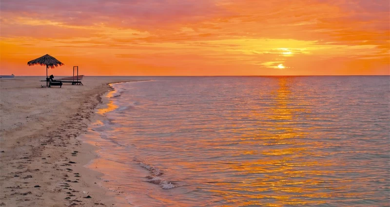 غروب الشمس على سواحل مصيرة