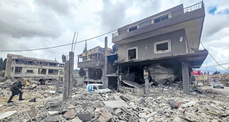 مع رد إيراني بالصواريخ .. غارات تطول &laquo;خرج&raquo; وجسورا قبل انتهاء مهلة ترامب