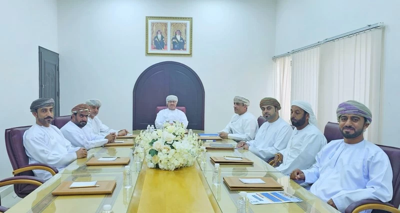 مناقشة الاستعدادات النهائية لمهرجان سباقات الهجن بشمال الباطنة