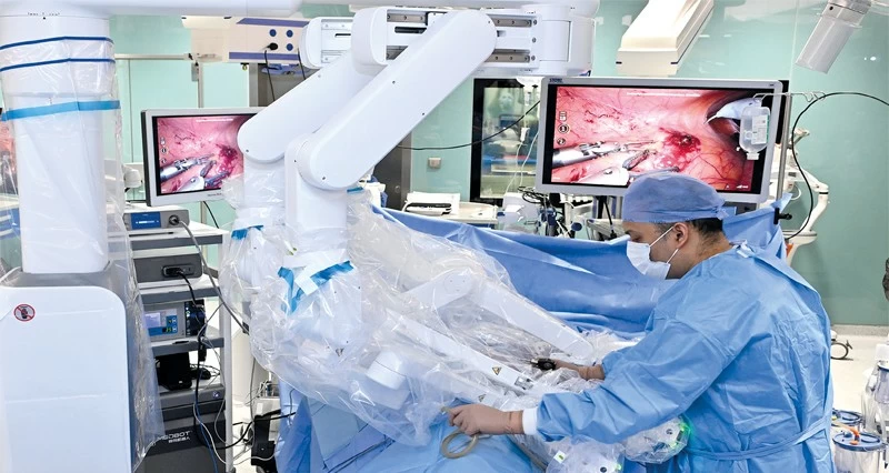 نجاح عملية جراحية روبوتية لاستئصال ورم كلوي بـ&laquo;المدينة الطبية العسكرية&raquo;