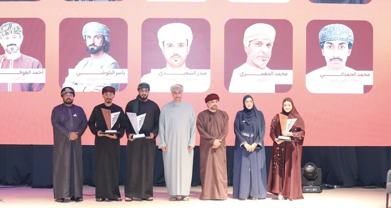 فوز إسراء الهنائية بالمركز الأول فـي مسابقة التأليف ومحمد الحمداني ثانيا وفارس البلوشي ثالثا