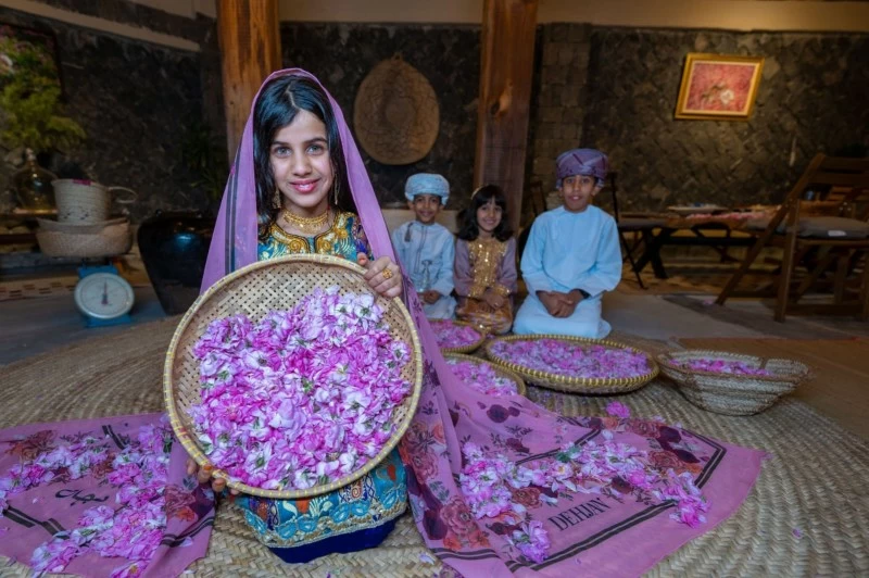 موسم ربيع الورد يعزز الحركة السياحية وينشط الاقتصاد المحلي بمحافظة الداخلية