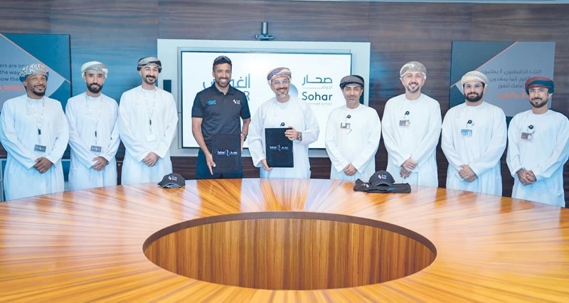 صحار الدولي يجدد رعايته للبطل العماني العالمي فـي رياضة الغوص الحر عمر الغيلاني