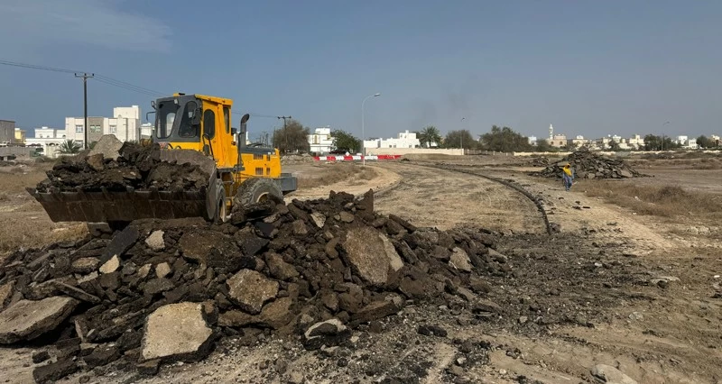 إنجاز ٣٥ % من مشروع تطوير الطرق الداخلية فـي بجنوب الباطنة