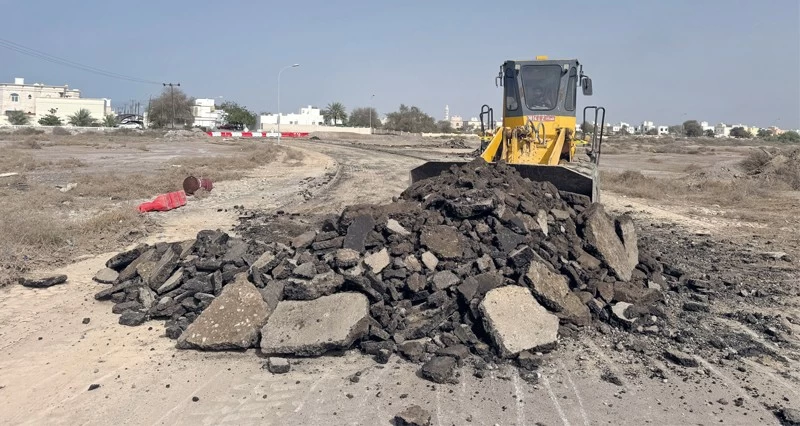 إنجاز ٣٥ % من مشروع تطوير الطرق الداخلية فـي بجنوب الباطنة