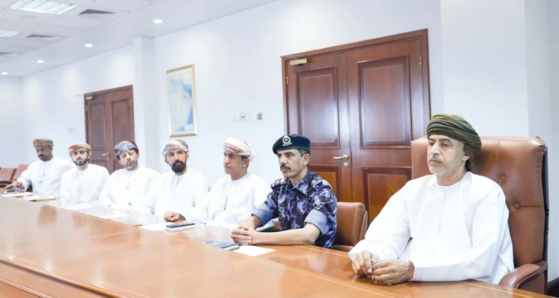 مناقشة برامج التطعيم والتجمعات الصحية فـي مسقط