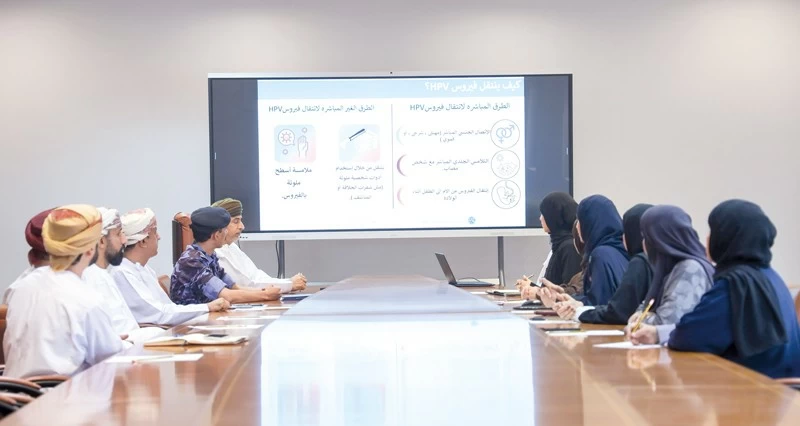 مناقشة برامج التطعيم والتجمعات الصحية فـي مسقط