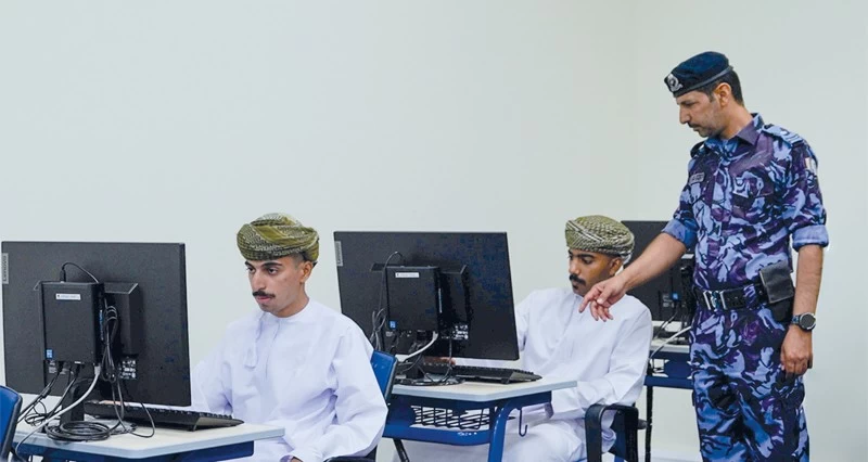 شرطة عمان السلطانية تستقبل دفعة جديدة من المواطنين والمواطنات