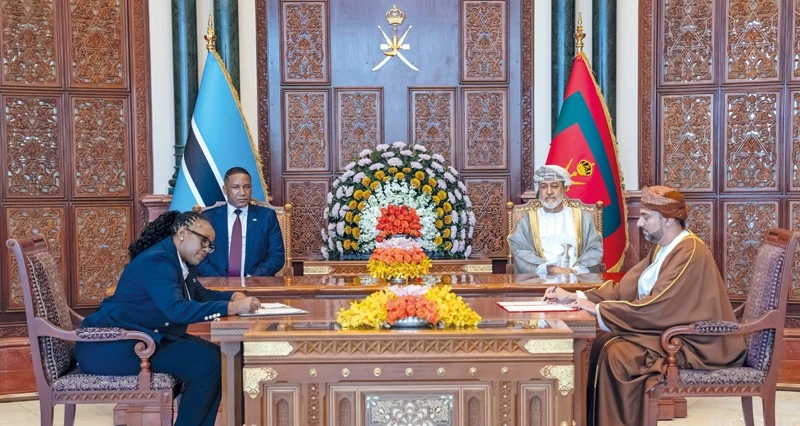 جلالة السلطان ورئيس بوتسوانا يبحثان أوجه التعاون فـي مختلف المجالات بما يحقق المصالح المشتركة