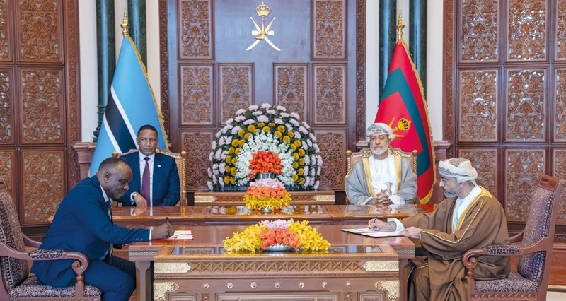 جلالة السلطان ورئيس بوتسوانا يبحثان أوجه التعاون فـي مختلف المجالات بما يحقق المصالح المشتركة