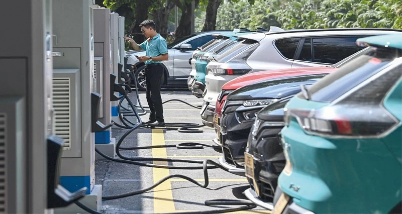 تراجع أسعار النفط فـي التعاملات الآسيوية المبكرة والذهب يرتفع