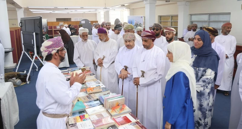 محافظ جنوب الباطنة يفتتح فعاليات اليوم الثقافـي بكلية التربية بالرستاق