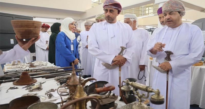 محافظ جنوب الباطنة يفتتح فعاليات اليوم الثقافـي بكلية التربية بالرستاق